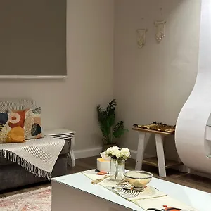 بموقع مميز قريبة من الحرم في قلب المدينة وبجانبها جميع الخدمات المدينة المنورة